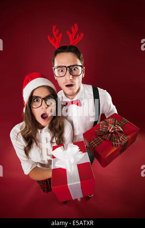 Surprise nerd couple holding Christmas gifts Debica, Pologne Banque D'Images