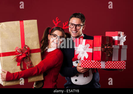 Nerd heureux couple holding a Christmas present Debica, Pologne Banque D'Images