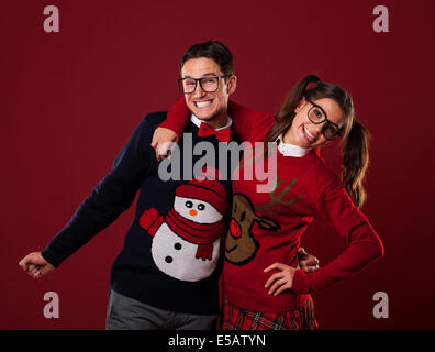 Portrait de nerd couple wearing funny pulls Debica, Pologne Banque D'Images