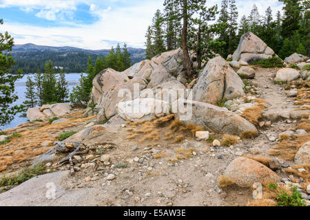 Sentier rocheux bordé de rochers de granit le long Lake Alpine dans les montagnes de la Sierra Nevada en Californie Banque D'Images