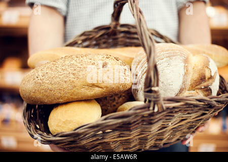 La cuisson du pain panier Debica, Pologne Banque D'Images