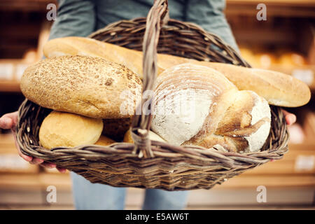 La cuisson du pain panier Debica, Pologne Banque D'Images