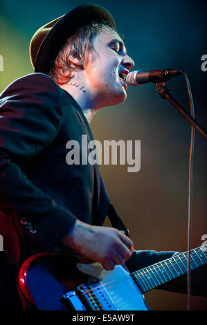 Lšrrach, Allemagne. Le 25 juillet, 2014. Peter Doherty (chant/guitare) du groupe de rock anglais Babyshambles effectue live Stimmen (Voix) dans Lšrrach music festival, en Allemagne. Photo : Miroslav Dakov/ Alamy Live News Banque D'Images