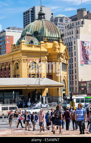 Melbourne Australie, quartier des affaires de Victoria CBD Central Business, quartier, Flinders Street Station, vue de Federation Square, circulation, dôme, ville horizon paysage urbain, bui Banque D'Images