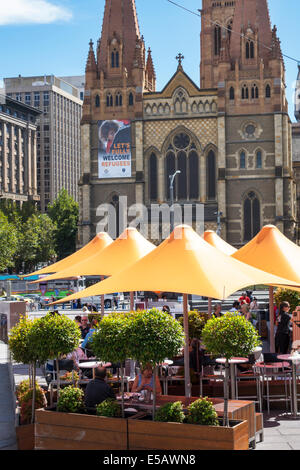 Melbourne Australie, Federation Square, Time Out Cafe, restaurant restaurants restauration café cafés, parasols, terrasse extérieure, tables, salle à manger, S Banque D'Images