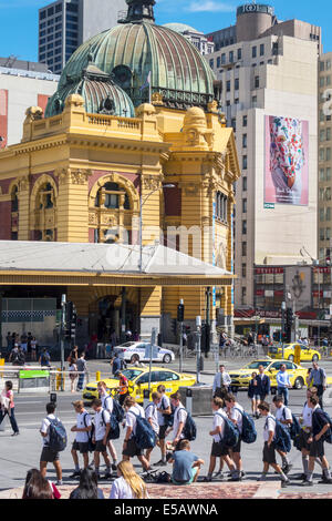 Melbourne Australie, Flinders Street Station, vue de Federation Square, trafic, dôme, horizon de la ville, classe d'étudiants, camarades de classe, voyage sur le terrain, école Banque D'Images