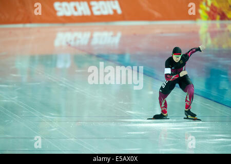 Jenny Wolf (GER) qui se font concurrence sur les 1000m en patinage de vitesse aux Jeux Olympiques d'hiver de Sotchi en 2014, Banque D'Images