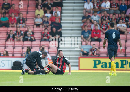 Bournemouth, Dorset, UK. Le 25 juillet, 2014. Pré saison Friendly. AFC Bournemouth et Southampton. Harry Arter reçoit après une forte attention. Credit : Action Plus Sport/Alamy Live News Banque D'Images