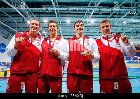 Glasgow, Ecosse. Le 25 juillet, 2014. Les Jeux du Commonwealth de Glasgow 2014 Jour 2. Sports aquatiques, natation. L'équipe de l'Angleterre d'Adam Brown, Adam Barrett, James Disnry-May et Ben fière de célébrer après avoir remporté le bronze à la mens 4x100m relais nage libre finale. Credit : Action Plus Sport/Alamy Live News Banque D'Images