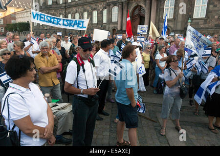 Copenhague, Danemark. Le 25 juillet, 2014. Les sionistes et musulmans montre ensemble pour la paix en Palestine devant le parlement danois à Copenhague. La manifestation était organisée par l'Association sioniste danois et de l'Iran (organisation pour les iraniens en exil). Cependant, ce qui aurait dû être une grande manifestation de l'unité a été fortement réduite par de nombreux orateurs ont annoncé les retraits et finalement résolu de la police aurait été la réunion en raison de menaces de l'islamisme radical. La bannière sur le côté gauche se lit dans Englisg : 'Nous aimons Israël". Credit : OJPHOTOS/Alamy Live News Banque D'Images