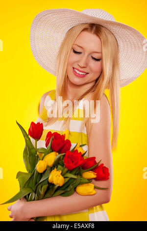 Portrait de printemps d'une belle jeune femme avec des tulipes Debica, Pologne Banque D'Images