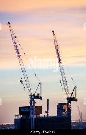 Melbourne Australie,haute élévation,bâtiments,gratte-ciel,horizon de la ville,grues de construction,crépuscule,coucher de soleil,AU140320154 Banque D'Images