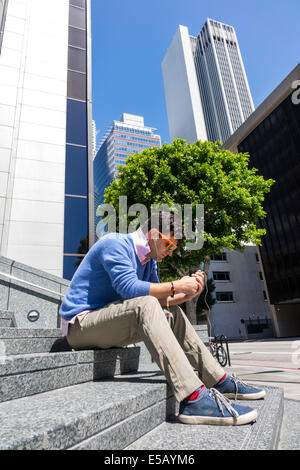 Los Angeles Californie, centre-ville, quartier, horizon de la ville, gratte-ciel, urbain, scène de rue, 707 Wilshire Center, escaliers, marches escalier escalier, homme hommes, yo Banque D'Images