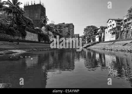 Banganga, un réservoir d'eau sacrée au milieu de Mumbai, Inde. Banque D'Images