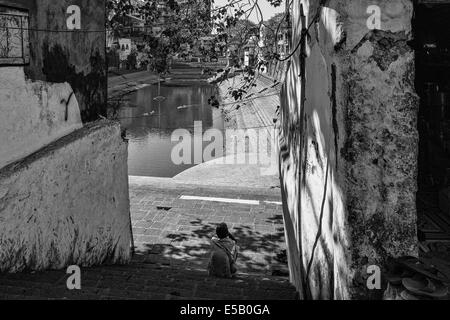 Banganga, un réservoir d'eau sacrée au milieu de Mumbai, Inde. Banque D'Images