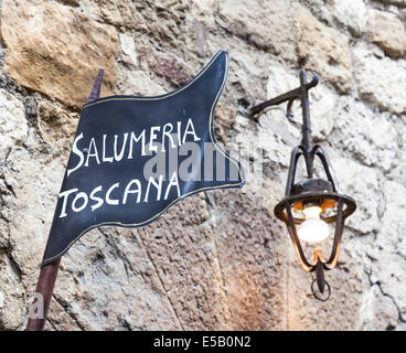 La toscane, italie. Boucherie traditionnelle streetsign sur un vieux mur Banque D'Images