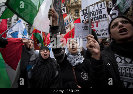 Buenos Aires, Argentine. Le 25 juillet, 2014. Les résidents de prendre part à une manifestation pour soutenir le peuple palestinien en face de l'Ambassade israélienne à Buenos Aires, capitale de l'Argentine, le 25 juillet 2014. Crédit : Martin Zabala/Xinhua/Alamy Live News Banque D'Images