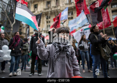 Buenos Aires, Argentine. Le 25 juillet, 2014. Une fille est titulaire d'un drapeau palestinien au cours d'une manifestation pour soutenir le peuple palestinien en face de l'Ambassade israélienne à Buenos Aires, capitale de l'Argentine, le 25 juillet 2014. Crédit : Martin Zabala/Xinhua/Alamy Live News Banque D'Images