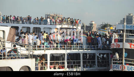 Dhaka, Bangladesh. Le 25 juillet, 2014. Les gens à bord du ferry en partance pour leur village pour le festival l'Eid al-Fitr à Dhaka, Bangladesh, le 25 juillet 2014. Les musulmans se préparent à célébrer la fête de l'Aïd al-Fitr qui marque la fin du Ramadan. © Shariful Islam/Xinhua/Alamy Live News Banque D'Images