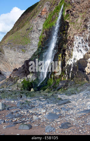 River dit cascades en bas des falaises à Tresaith, Ceredigion, La Baie de Cardigan, Wales, UK. Banque D'Images