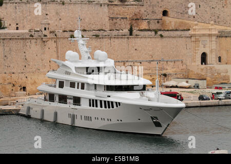 Le 73 mètres Chantiers SMA superyacht Plan B amarré sous le Fort St Angelo à Malte Banque D'Images