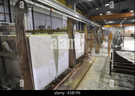 Pour le traitement de l'industrie des plaques de marbre de Botticino (Brescia, Italie) Banque D'Images