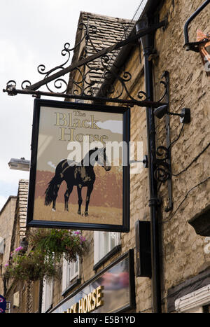 Cirencester, une ville dans la région des Cotswolds Gloucestershire England UK signe pour le cheval noir Pub Banque D'Images