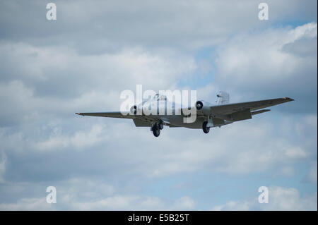 English Electric Canberra XH134 de l'air arrive à l'Escadron Farnborough International Airshow 2014 Banque D'Images