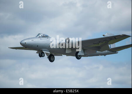 English Electric Canberra XH134 de l'air arrive à l'Escadron Farnborough International Airshow 2014 Banque D'Images