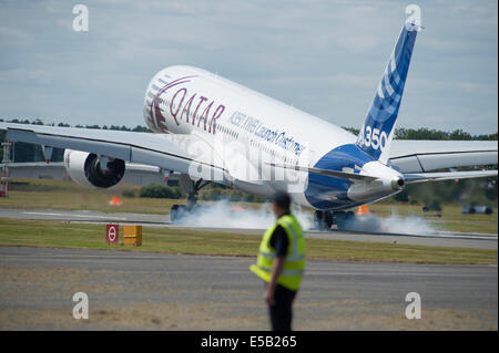 Airbus A350 XWB l'atterrissage après une démonstration en vol au Farnborough International Airshow 2014 Banque D'Images