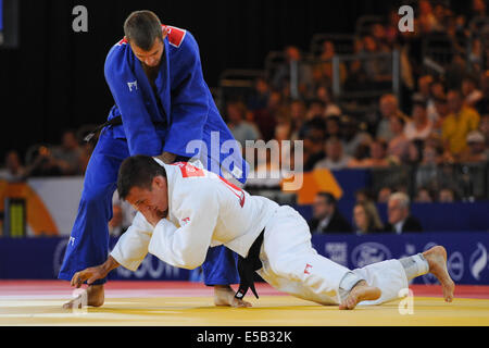 Glasgow, Ecosse, Royaume-Uni. Le 25 juillet, 2014. Patrick Dawson de l'Écosse (bleu) et Jan Gosiewski de l'Angleterre (blanc) dans la mens sous 73kg match Judo durant la deuxième journée de la 20e Jeux du Commonwealth à (lieu) le 25 juillet 2014 à Glasgow, en Écosse. (Photo de Roger Sedres/Gallo Images/Alamy Live News) Banque D'Images