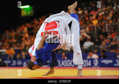 Glasgow, Ecosse, Royaume-Uni. Le 25 juillet, 2014. Patrick Dawson de l'Écosse (bleu) et Jan Gosiewski de l'Angleterre (blanc) dans la mens sous 73kg match Judo durant la deuxième journée de la 20e Jeux du Commonwealth à (lieu) le 25 juillet 2014 à Glasgow, en Écosse. (Photo de Roger Sedres/Gallo Images/Alamy Live News) Banque D'Images