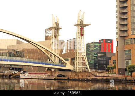 Le lowry centre et imperial War Museum, mediacity Salford, Manchester Banque D'Images