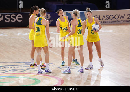 SECC, Glasgow, Écosse, Royaume-Uni, samedi, 26 juillet 2014. Team Australia lors d'une pause dans le jeu lors d'un match de Netball préliminaire tendu dans le Pool B que l'Australie a gagné 49-48 aux Jeux du Commonwealth de Glasgow 2014 Banque D'Images