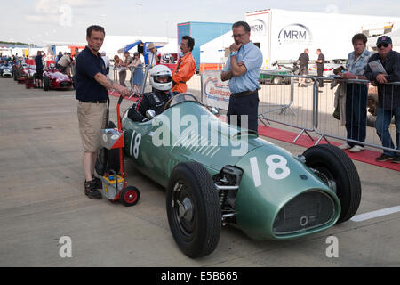 Towcester, UK. Le 25 juillet, 2014. La préparation avant le départ de la course à Silverstone. Credit : Keith Larby/Alamy Live News Banque D'Images