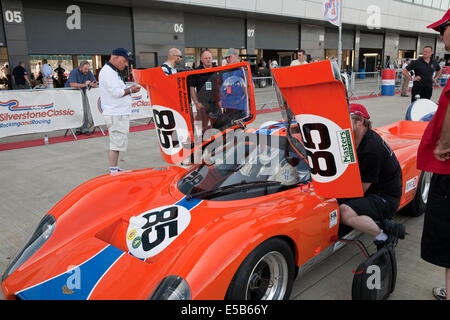 Towcester, UK. Le 25 juillet, 2014. Voitures dans le pitts à Silverstone. Credit : Keith Larby/Alamy Live News Banque D'Images