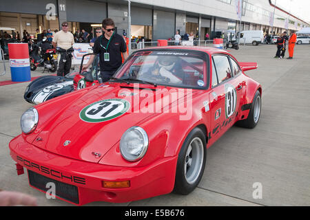 Towcester, UK. Le 25 juillet, 2014. Une Porsche dans le pitts à Silverstone. Credit : Keith Larby/Alamy Live News Banque D'Images