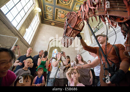 MANCHESTER, UK. 26 juillet, 2014. Joey, la marionnette de la jouer 'War Horse', manèges à Manchester Central Library. Les marionnettistes sont : Jack Paker (Joey), Stuart Angell (Joey Coeur) et Derek Arnold (Joey Hind). Le jeu, basé sur le roman de Michael Morpurgo, joue actuellement au théâtre Lowry à Salford Quays. Credit : Russell Hart/Alamy Live News. Banque D'Images