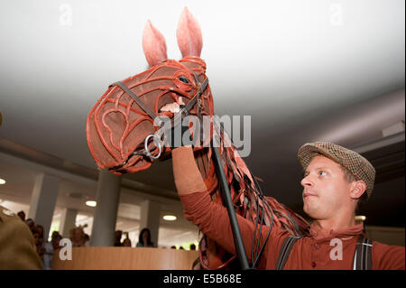 MANCHESTER, UK. 26 juillet, 2014. Joey, la marionnette de la jouer 'War Horse', manèges à Manchester Central Library. Les marionnettistes sont : Jack Paker (Joey), Stuart Angell (Joey Coeur) et Derek Arnold (Joey Hind). Le jeu, basé sur le roman de Michael Morpurgo, joue actuellement au théâtre Lowry à Salford Quays. Credit : Russell Hart/Alamy Live News. Banque D'Images