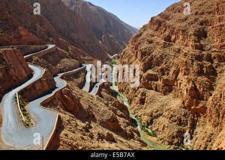 Haut de la profonde gorge Dades,hôtel construit dans Red Rock,Revenir Rd,vallée de Todra descendant,Rivière,NR-Boumalne-Ed,Dades Maroc Banque D'Images