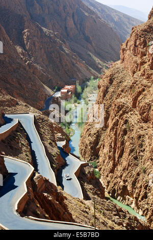 Haut de la profonde gorge Dades,hôtel construit dans Red Rock,Revenir Rd,vallée de Todra descendant,Rivière,NR-Boumalne-Ed,Dades Maroc Banque D'Images