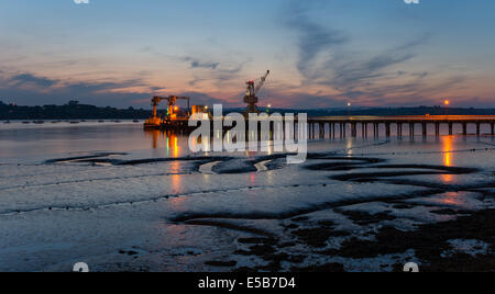 La nuit sur la Rivière Tamar à Plymouth dans le Devon Banque D'Images