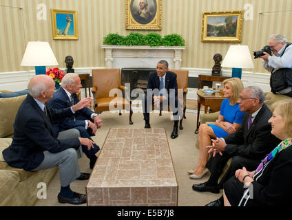 Le président des États-Unis Barack Obama rencontre des représentants d'Apollo 11 à reconnaître la 45e anniversaire du premier atterrissage sur la Lune habitée dans le bureau ovale de la Maison Blanche à Washington, DC le mardi 22 juillet, 2014. Credit : Ron Sachs/Piscine via CNP/DPA - AUCUN FIL SERVICE - Banque D'Images