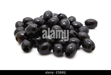 Dans l'huile des olives noires dénoyautées, isolé sur fond blanc Banque D'Images