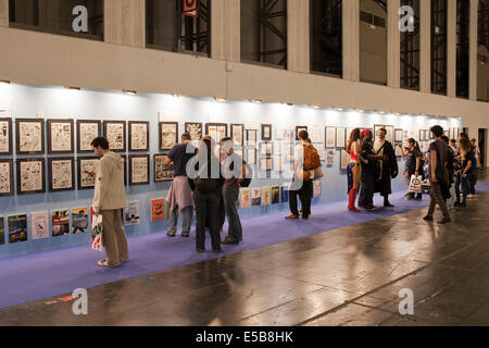 Fans regardant le mur de bandes dessinées à la Foire internationale de la Comic de Barcelone le 17 mai 2014 à Barcelone, Catalogne, Espagne. Banque D'Images