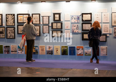 Fans regardant le mur de bandes dessinées à la Foire internationale de la Comic de Barcelone le 17 mai 2014 à Barcelone, Catalogne, Espagne. Banque D'Images