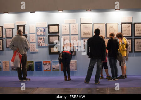 Fans regardant les bandes dessinées à la Foire internationale de la Comic de Barcelone le 17 mai 2014 à Barcelone, Catalogne, Espagne. Banque D'Images