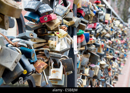 Cadenas d'amour sur le pont de Prague Kampa Certovka Banque D'Images