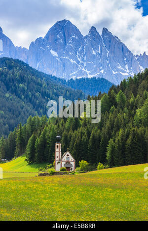 (San Giovanni en italien) chapelle en Val di Funes dans les Dolomites en Italie du nord Banque D'Images