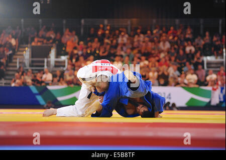 Glasgow, Ecosse, Royaume-Uni. 26 juillet, 2014. Les scènes dramatiques comme Jason Koster (NZL, blanc) se bat Sahil Pathania (IND, bleu) dans le quart de finale de la compétition de judo, XX Jeux du Commonwealth. Jason Koster est allé jusqu'à la demi-finale. Crédit : Michael Preston/Alamy Live News Banque D'Images